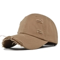 Detailansicht der khakifarbenen Baseballkappe mit Distressed-Effekt und Baumwolltextur - Verstellbar / Camel