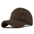 Detail der dunkelbraunen Baseballkappe im Distressed-Look mit Vintage-Löchern und Textur - Verstellbar / Kaffeebraun