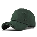 Gros plan détaillé sur les effets de trous usés sur la visière de la casquette verte - Vert Herbe