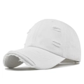Détail d'une casquette de baseball blanche en coton avec bords usés et texture déchirée - Blanc