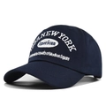 Λεπτομέρεια από το λευκό κέντημα 1989 New York σε μπλε σκούρο βαμβακερό καπέλο τζόκεϊ - Ναυτικό μπλε