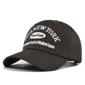 Λεπτομέρεια λευκού κεντήματος 1989 New York σε σκούρο καφέ βαμβακερό καπέλο τζόκεϊ - Καφέ