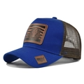 Detail van de leren leeuwenpatch en Amerikaanse vlag borduursel op de mesh trucker pet - Blauw
