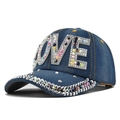 Berretto da baseball in denim blu con scritta LOVE in strass e visiera con cristalli - Stile LOVE (DC334-1)