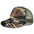 Dettaglio di un cappello trucker mimetico con toppa in pelle di gallo e rete verde - Camuffamento Giallo
