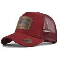 Detalle de gorra trucker granate con parches de cuero de vaca y malla en la parte trasera - Ajustable / Burdeos