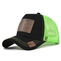 Dettaglio del cappellino con patch pesce patriottico e rete verde con cuciture a contrasto - Nero Con Mesh Verde (CM679-10)