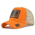Dettaglio della toppa con gallo e bandiera su questo cappellino trucker arancione mesh - Arancione