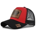 Dettaglio della toppa in pelle con gallo sul cappellino da baseball trucker rosso e nero - Nero e Rosso