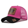 Dettaglio del cappello trucker rosa con toppa in pelle gallo e rete mesh - Nero con Rosso Rosa