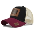 Dettaglio del cappello trucker vintage con patch in pelle di gallo e rete traspirante - Rosso Vino e Nero