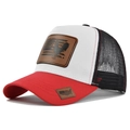 Dettaglio della toppa in pelle di gallo ricamata su cappellino trucker USA - Rosso e Bianco