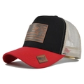 Dettaglio del cappellino trucker bicolore con toppa in pelle e visiera rossa accesa - Rosso e Nero (CM679-25)