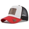 Dettaglio del cappellino trucker con patch di pesce su corona bianca e rete nera - Rosso e Bianco (CM679-27)