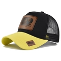 Dettaglio della toppa in pelle con gallo e rete traspirante sul cappello trucker bicolore - Patchwork Giallo Nero