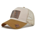 Dettaglio del cappello trucker con rete traspirante e patch in pelle con logo mappa USA - Khaki e Beige (CM679-28)