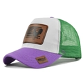 Dettaglio del cappello trucker in rete tricolore con toppa in pelle di gallo sul davanti - Viola e Bianco