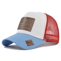 Dettaglio del cappellino trucker rosso bianco blu con toppe in pelle pesce e USA - Celeste e Bianco (CM679-30)