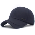 Gorra de béisbol deportiva azul oscuro para hombre con placa de metal plateada y visera - Ajustable / Azul marino