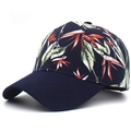 Berretto da baseball blu navy da donna con stampa floreale tropicale e visiera curva - Stampa Uccello del Paradiso (Blu Marino) / Blu Notte