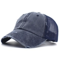 Vista dettagliata del cappello trucker in denim lavato blu navy con rete e tesa consumata - Regolabile / Blu navy