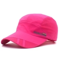 Detail der pinken Sportmütze mit atmungsaktivem Mesh und silbernem SPORT-Metallabzeichen - Verstellbar / Rosarot