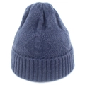 Nahaufnahme der dunkelblauen Strickmütze aus Wollmischung mit Zopfmuster und Rippstrick - Einheitsgröße / Dunkelblau