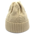 Detailansicht der Zopfmuster und des Rippstrickbündchens an einer khakifarbenen Strickmütze - Einheitsgröße / Khaki