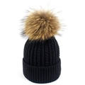 Detail van de zwarte gebreide muts van alpacawol met een pluizige bruine pompon van imitatiebont - Zwart