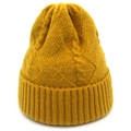 Detail der ingwergelben Strickmütze mit Zopfmuster, Karostruktur und Rippstrick - Einheitsgröße / Gelb