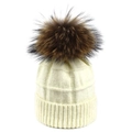Detalle del gorro de punto texturizado con un gran pompón de piel de mapache de calidad - Talla única / Beige