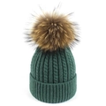 Detail van donkergroene kabelgebreide alpaca wollen muts met grote bruine pluizige pompon - Groen