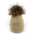 Dettaglio della trama a maglia e del pompon in pelliccia sul berretto in lana di alpaca - Beige