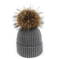 Detalle de gorro de punto gris con pompón grande y diseño de dobladillo ancho - Gris oscuro