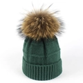 Detalle del gorro de punto verde oscuro con pompón de pelo marrón para el invierno - Talla única / Verde
