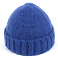 Dettaglio del berretto in maglia blu scuro che mostra la trama a coste e il tessuto caldo - Blu Zaffiro