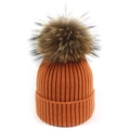 Detalle del gorro de punto acanalado naranja con un pompón de piel grande y borde doblado - Naranja