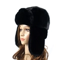 Μαύρο καπέλο Ushanka από τεχνητή γούνα με προστατευτικά αυτιών και κούμπωμα - Μαύρο