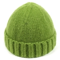 Dettaglio della trama in maglia a coste verde brillante su un berretto invernale a risvolto - verde chiaro