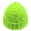 Dettaglio del berretto in maglia verde brillante con ampio risvolto a coste e trama calda - Verde Neon