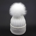 Berretto bianco in misto pelo di coniglio con grande pompon e design a coste con risvolto - Bianco