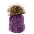 Gorro de punto acanalado violeta oscuro con pompón grande de piel natural de mapache - Talla única / Púrpura