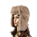 Καπέλο ushanka από μπεζ συνθετική γούνα με προστατευτικά αυτιών και ρυθμιζόμενο λουρί - Καφέ
