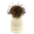 Berretto in maglia a coste bianco crema con un grande pompon in ecopelliccia marrone - Adulto / Bianco
