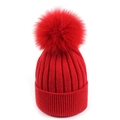Knalrode gebreide muts met een pluizige vossenbont pompon en brede omslag voor de winter - Rood