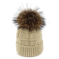 Gorro de invierno de punto en color beige con un gran pompón de piel natural de mapache - Talla única / Caqui