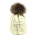 Winterliche Rippstrickmütze in Cremeweiß mit großem dunkelbraunem Kunstpelz-Bommel - Einheitsgröße / Beige