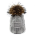 Gorro de invierno de punto gris con pompón de piel grande y textura de rejilla - Talla única / Gris claro