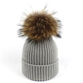 Gorro gris de punto acanalado con pompón de pelo grande para el calor del invierno - Gris claro