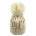 Berretto beige a coste con pompon in pelliccia sintetica voluminosa per l'inverno - Beige